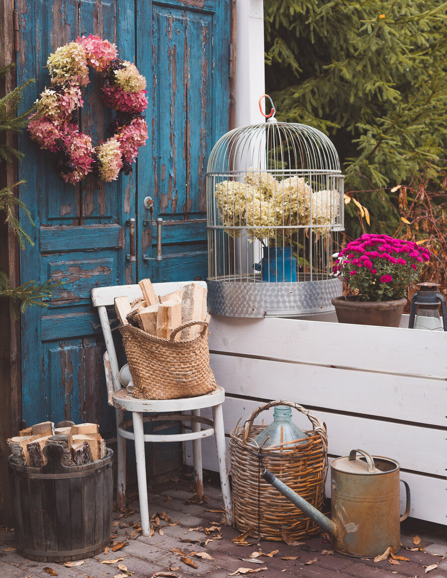 Garten Dekoration in der Nähe des Hauses, Hortensie Kranz, alte Instrumente, bunte Blumen topfed