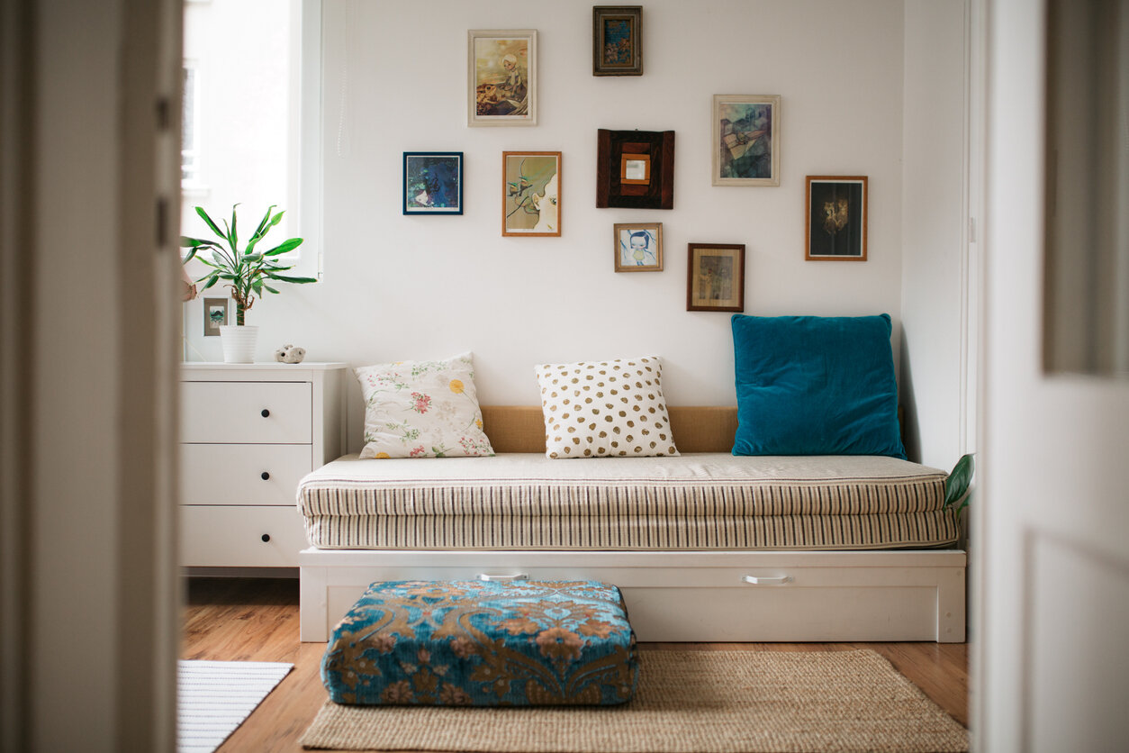 Modernes Gästebett mit Bildern an der Wand