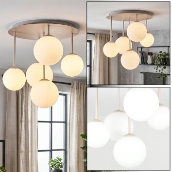 Moderne Cluster-Deckenleuchte Chehalis mit 5 weißen Glasschirmen in versetzter Anordnung