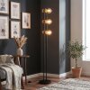 Moderne Stehlampe Voril mit drei naturfarbenen Holzfassungen und Metallbügeln