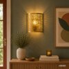 Brilliant Halbrunde Wandleuchte Molly mit Blattmuster, goldfarbener Metallschirm
